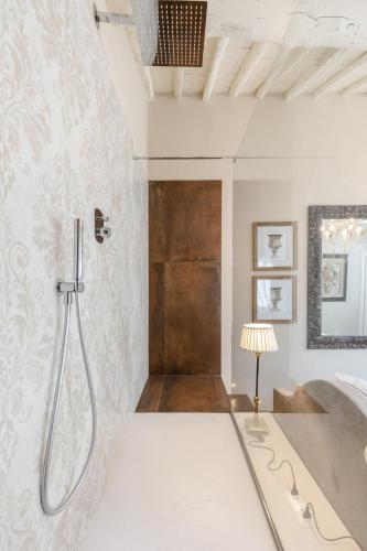One-Bedroom Apartment image 4