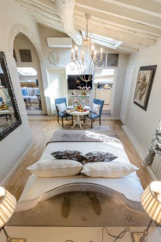 One-Bedroom Apartment image 3