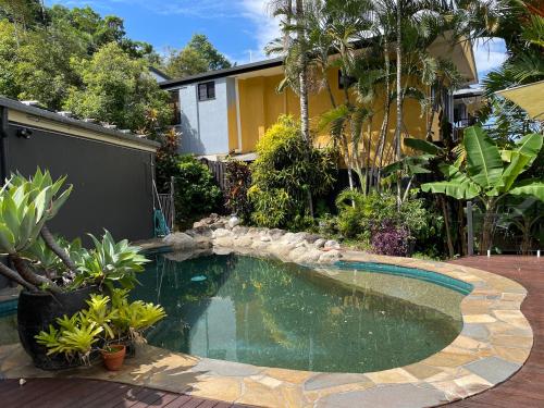 Piscina, Nolan garden house in whitfield in El Gran Cairns