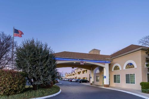 Days Inn & Suites Cherry Hill - Philadelphia