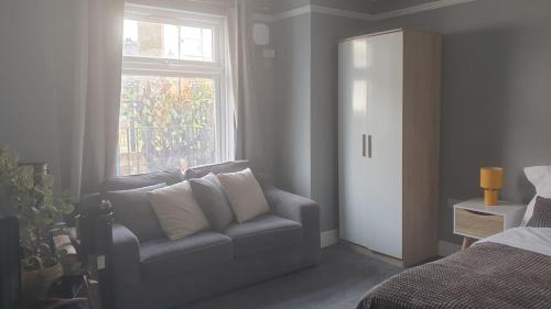 Gravesend 1 Bedroom Apartment 2 Min Walk to Station - longer stays available