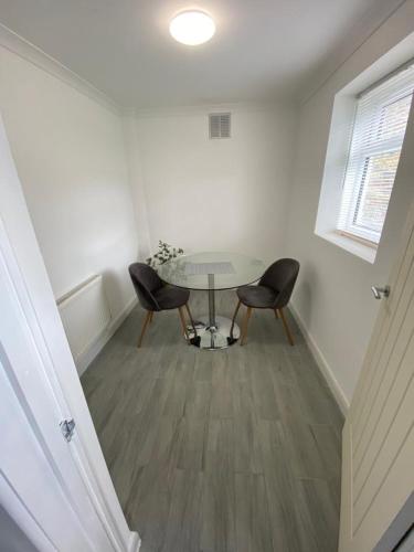 Gravesend 1 Bedroom Apartment 2 Min Walk to Station - longer stays available