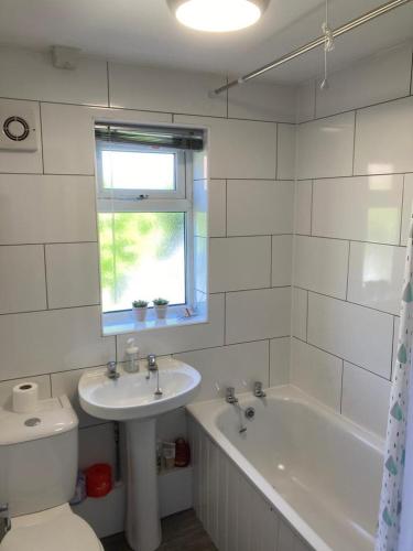 Koupelna, Cosy 2-bedroom house in Widnes sleeps 4 in Widnes