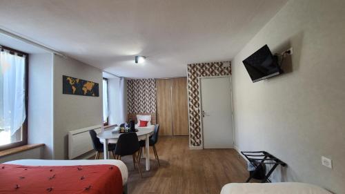 1 double bed, 2 twin beds