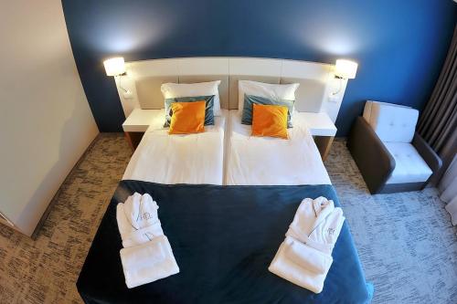 2 twin beds