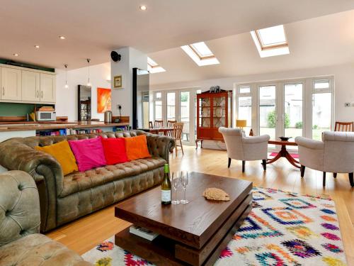 Pass the Keys Entire 2 bedroom home hosted by Bart Clare