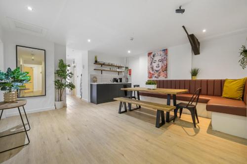 Host & Stay - Fleet Nightlife