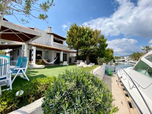 Villasonboard Ermioni Dock Villa Porto Hydra canal boat dock