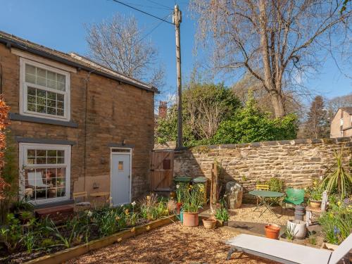 Wonky Cottage with amazing garden - Pass the Keys, Leeds (photo 4)