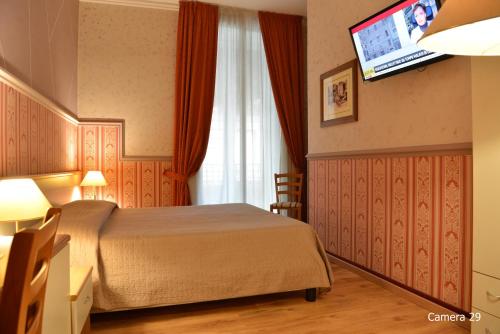 Double or Twin Room with Balcony image 4