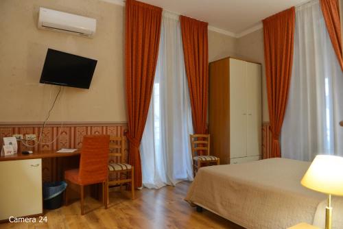 Deluxe Double or Twin Room with Balcony image 6