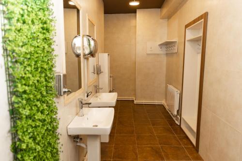 淋浴間, Qala Hostel Ganja in 加尼亞