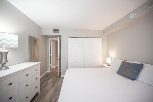 Stay Together Suites - Condominium In The Heart Of The Strip Sleeps 12 - NO RESORT FEE, Las Vegas (photo 6)