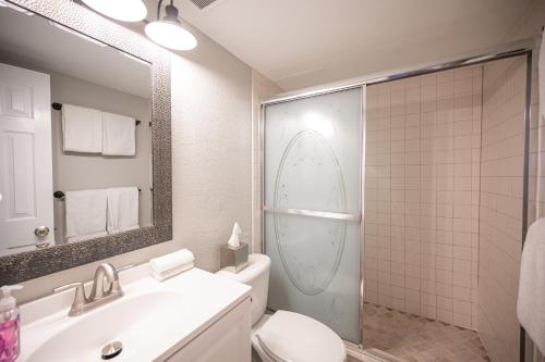 Stay Together Suites - Condominium In The Heart Of The Strip Sleeps 12 - NO RESORT FEE, Las Vegas (photo 11)