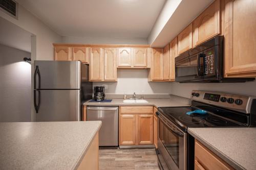 Stay Together Suites - Condominium In The Heart Of The Strip Sleeps 12 - NO RESORT FEE, Las Vegas (photo 9)