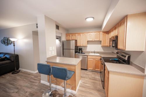 Stay Together Suites - Condominium In The Heart Of The Strip Sleeps 12 - NO RESORT FEE, Las Vegas (photo 10)
