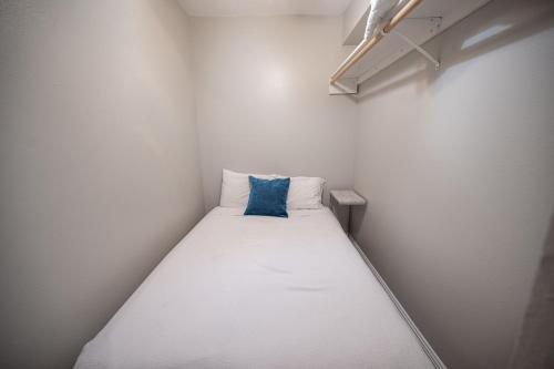 Stay Together Suites - Spacious Condominium On The Strip Sleeps 12 - NO RESORT FEE, Las Vegas (photo 11)