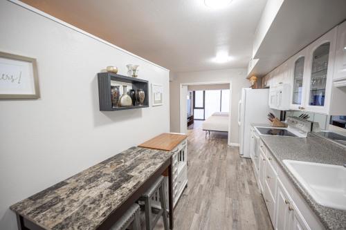 Stay Together Suites - Stylish Condominium On The Strip Sleeps 12 - NO RESORT FEE, Las Vegas (photo 11)