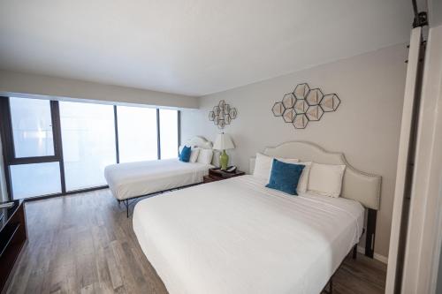 Stay Together Suites - Stylish Condominium On The Strip Sleeps 12 - NO RESORT FEE, Las Vegas (photo 6)