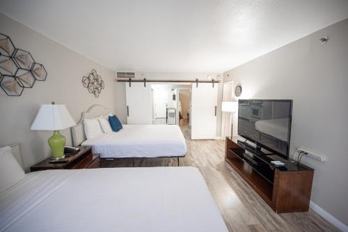Stay Together Suites - Stylish Condominium On The Strip Sleeps 12 - NO RESORT FEE, Las Vegas (photo 5)