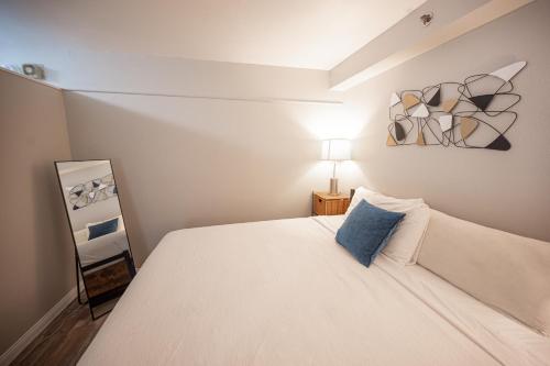Stay Together Suites - Stylish Condominium On The Strip Sleeps 12 - NO RESORT FEE, Las Vegas (photo 4)