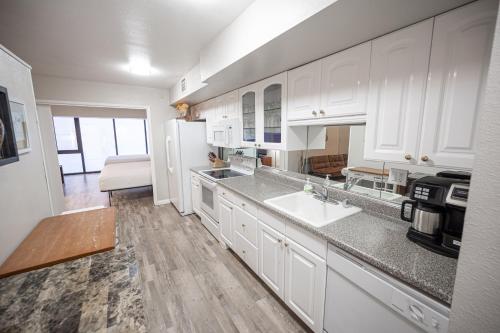 Stay Together Suites - Stylish Condominium On The Strip Sleeps 12 - NO RESORT FEE, Las Vegas (photo 10)