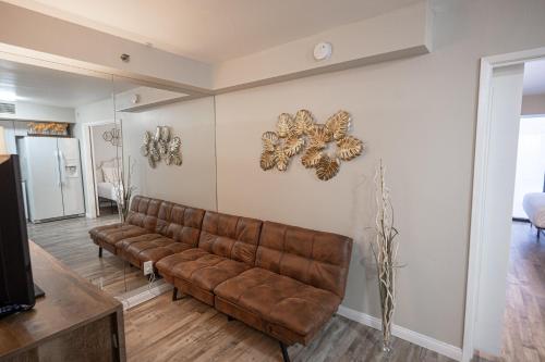Stay Together Suites - Stylish Condominium On The Strip Sleeps 12 - NO RESORT FEE, Las Vegas (photo 9)