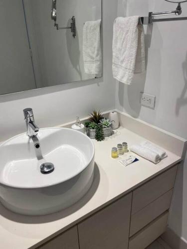 Amazing Studio Apmt 2 Full Beds Amazing view 09B in Hallandale Beach, USA