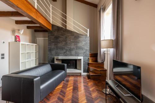 Wooden design Apartment by Wonderful Italy