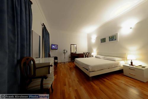 Economy Twin Room image 4