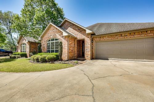 Spacious Family Home 3 Mi to Downtown Fayetteville