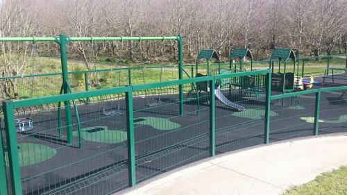 สนามเด็กเล่น, The Derg Arms B&B in คาสเซิลเดิร์ก