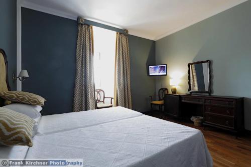 Standard Twin Room image 6