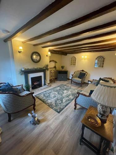 Luxury Village Cottage 5 mins to Alton Towers