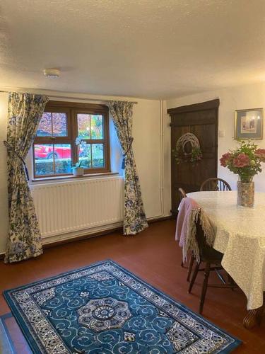 Luxury Village Cottage 5 mins to Alton Towers