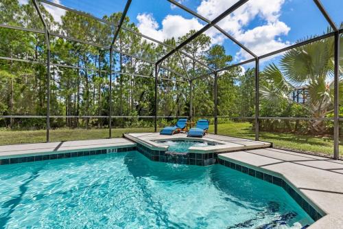 #469-Fabulous 6 Bed home with private pool/spa, extended deck and a conservation view in Davenport, USA
