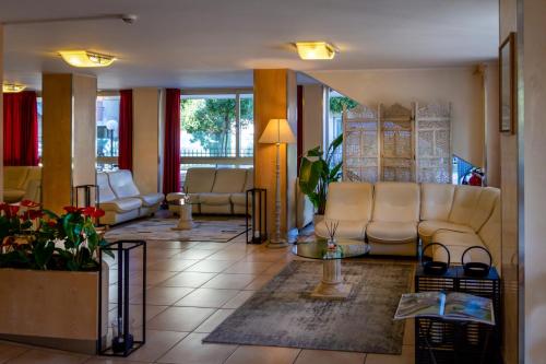 Unique Hotel - image 5
