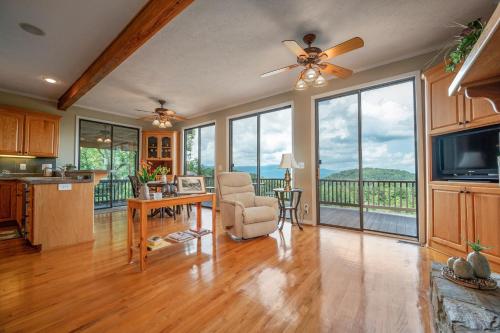 Tranquility Cabin With Mountain Views Pet Friendly in Saluda, USA