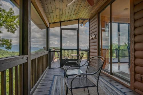 Tranquility Cabin With Mountain Views Pet Friendly in Saluda, USA