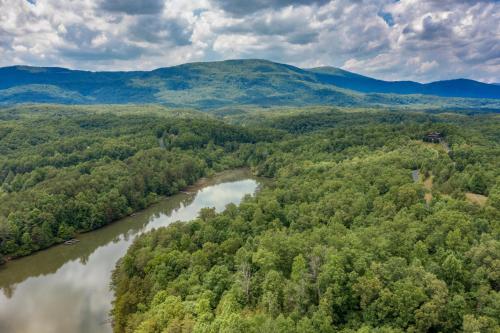 Lakefront, Beautiful Mountain Views! in Mill Spring, USA
