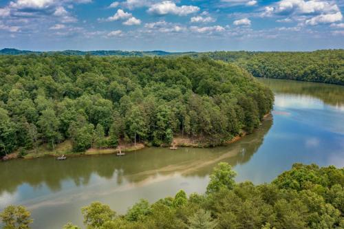 Lakefront, Beautiful Mountain Views! in Mill Spring, USA