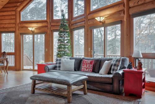 Lakefront, Beautiful Mountain Views! in Mill Spring, USA