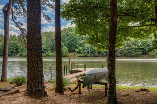 Lakefront, Beautiful Mountain Views! in Mill Spring, USA