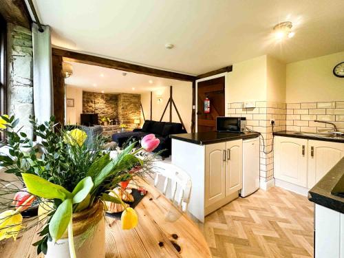 virtuve, Lake Cottages at Cwm Chwefru in Llanafan-fawr