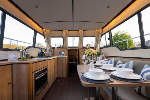 Knightsdream - Driving - Luxury Boating in Remenham
