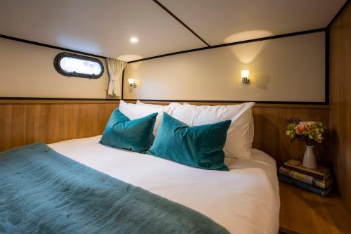 Knightsdream - Driving - Luxury Boating in Remenham