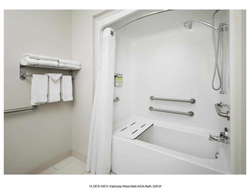 Queen Room with Two Queen Beds and Mobility Accessible Tub