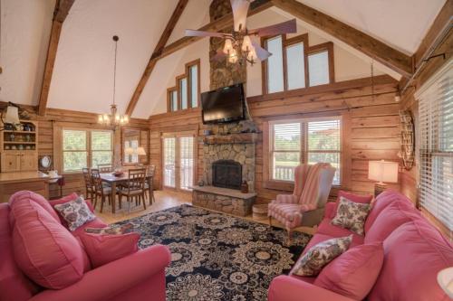 Equestrian Log Cabin, Pet Friendly! in Mill Spring, Vereinigte Staaten von Amerika
