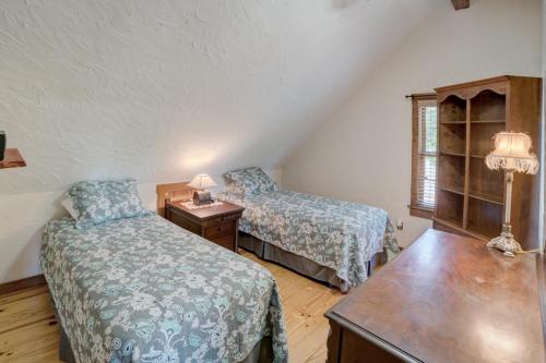 Equestrian Log Cabin, Pet Friendly! in Mill Spring, USA