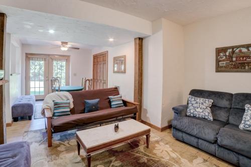 Equestrian Log Cabin, Pet Friendly! in Mill Spring, USA